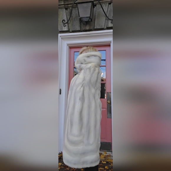 Silver Sable Mink Fur Cape Coat - Picture 4 of 11